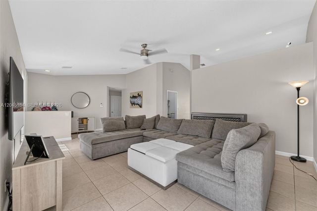4461 NW 20th Ave, Oakland Park, FL 33309