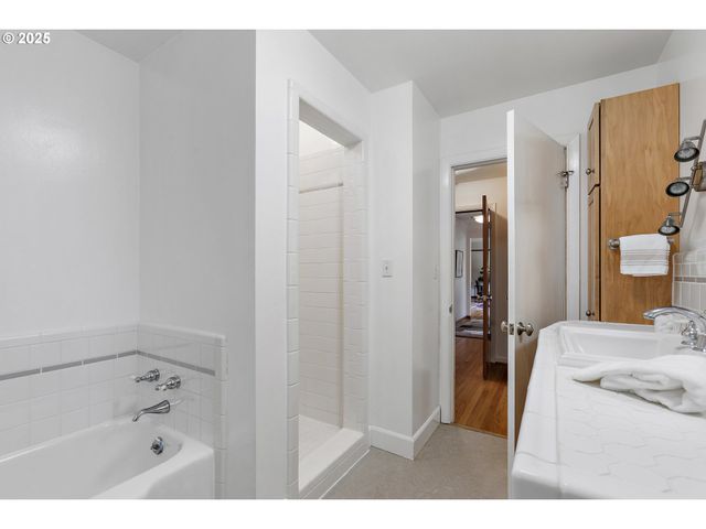 10505 S HEDLUND Ave, Portland, OR 97219