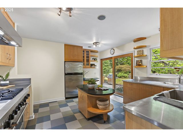 10505 S HEDLUND Ave, Portland, OR 97219