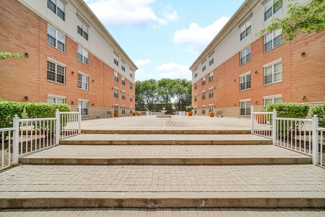 701 W RAND Road 432, Arlington Heights, IL 60004