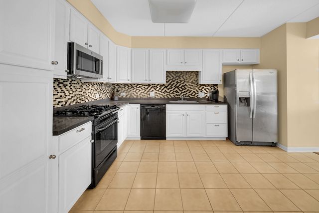 701 W RAND Road 432, Arlington Heights, IL 60004