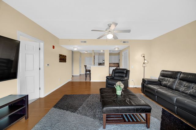 701 W RAND Road 432, Arlington Heights, IL 60004