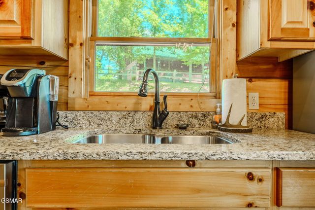 914 High Mountain Way, Gatlinburg, TN 37738