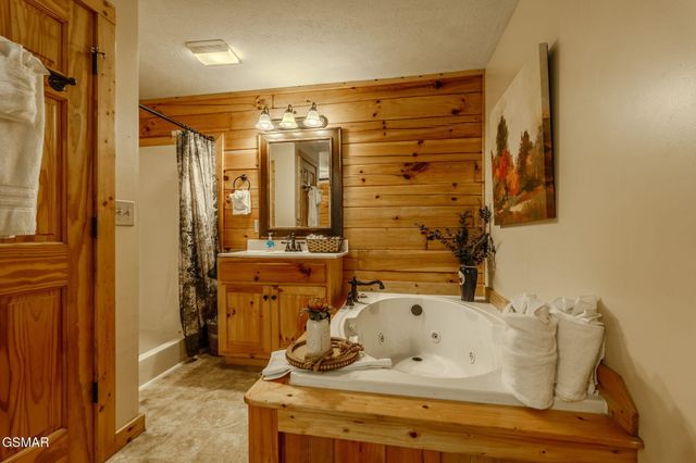 914 High Mountain Way, Gatlinburg, TN 37738