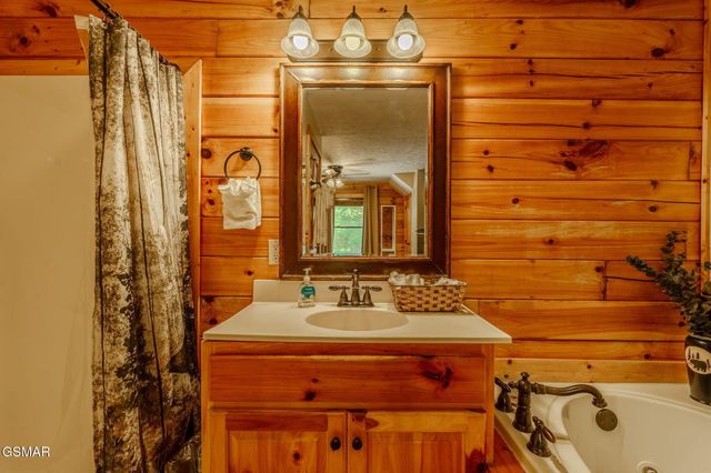 914 High Mountain Way, Gatlinburg, TN 37738