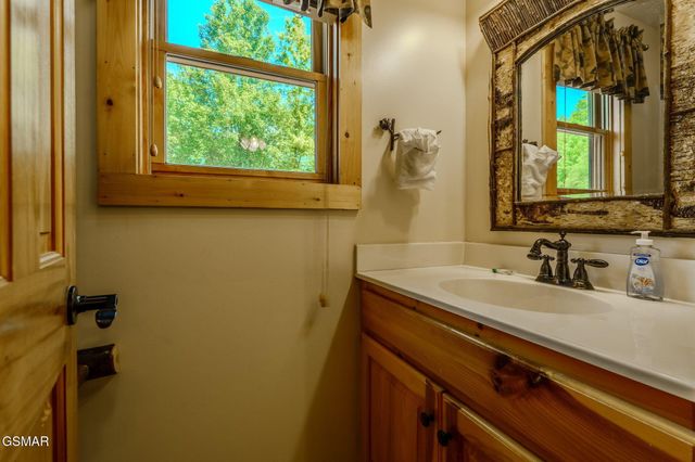 914 High Mountain Way, Gatlinburg, TN 37738