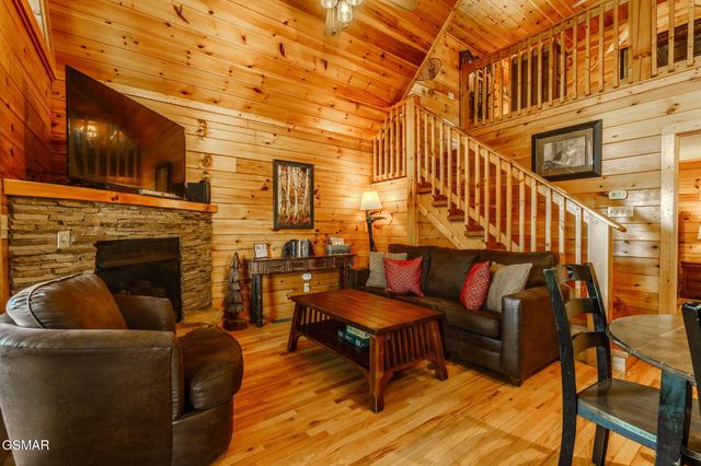 914 High Mountain Way, Gatlinburg, TN 37738