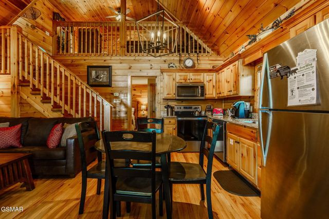 914 High Mountain Way, Gatlinburg, TN 37738