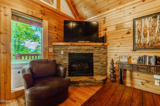 914 High Mountain Way, Gatlinburg, TN 37738