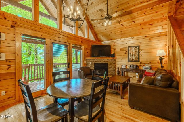 914 High Mountain Way, Gatlinburg, TN 37738
