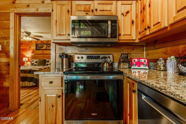 914 High Mountain Way, Gatlinburg, TN 37738