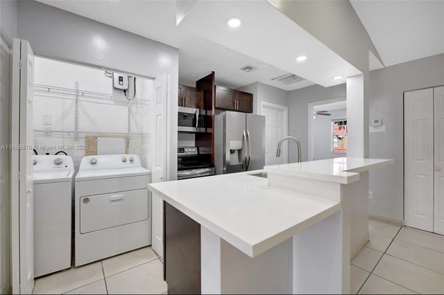 18350 NW 68th Ave F, Hialeah, FL 33015