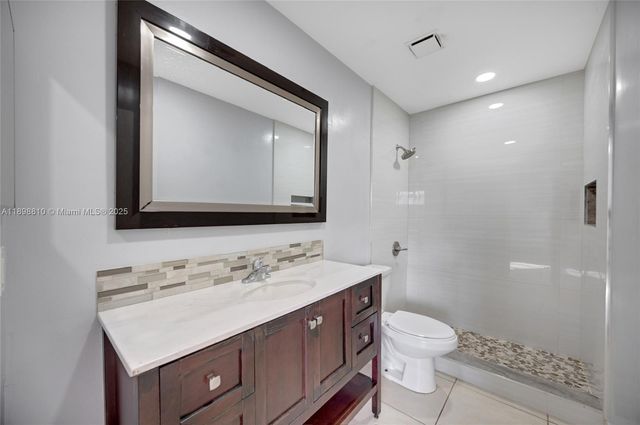 18350 NW 68th Ave F, Hialeah, FL 33015