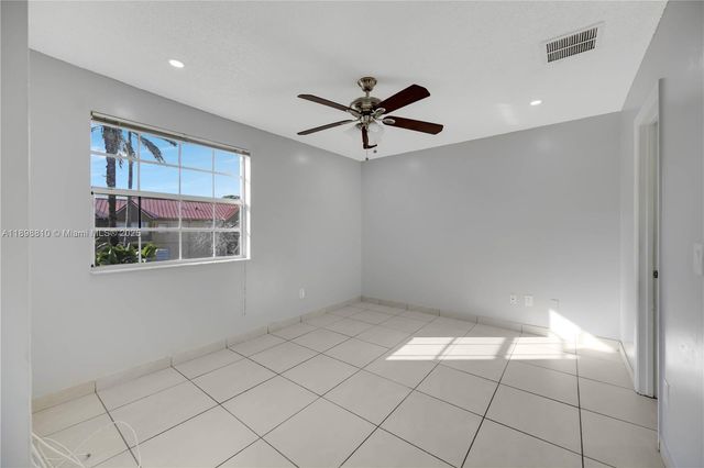 18350 NW 68th Ave F, Hialeah, FL 33015