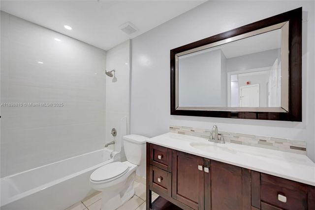 18350 NW 68th Ave F, Hialeah, FL 33015