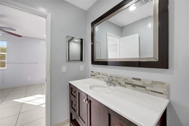 18350 NW 68th Ave F, Hialeah, FL 33015