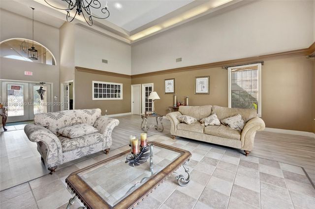 18350 NW 68th Ave F, Hialeah, FL 33015