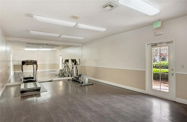 18350 NW 68th Ave F, Hialeah, FL 33015