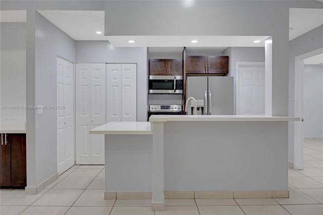 18350 NW 68th Ave F, Hialeah, FL 33015