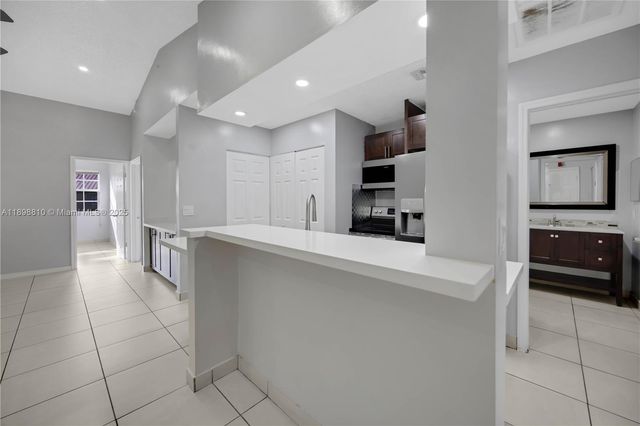 18350 NW 68th Ave F, Hialeah, FL 33015