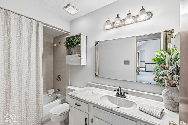 1635 Village Walk Drive, Zionsville, IN 46077