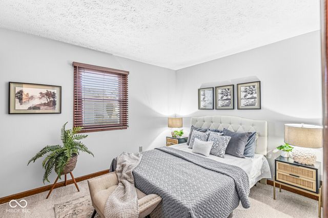 1635 Village Walk Drive, Zionsville, IN 46077