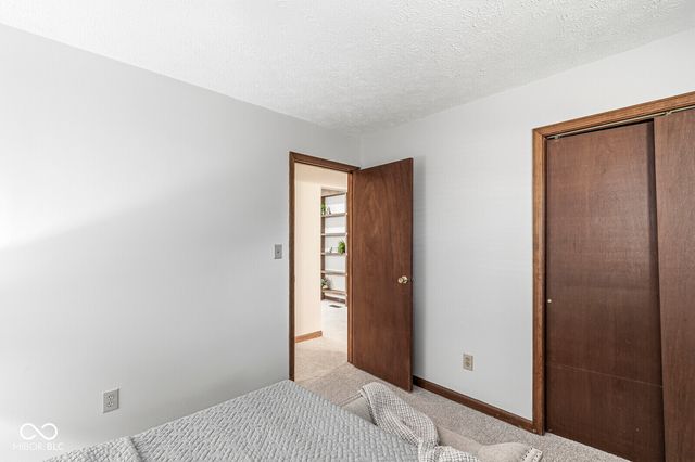 1635 Village Walk Drive, Zionsville, IN 46077