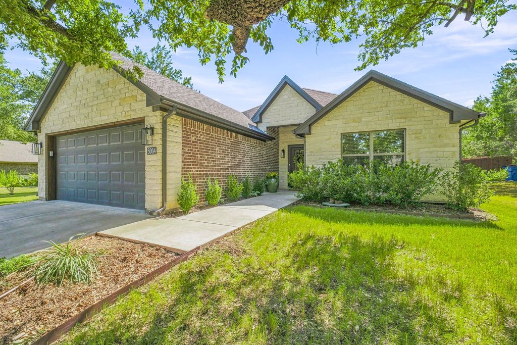 5004 Moss Rock Trail, Granbury, TX 76048