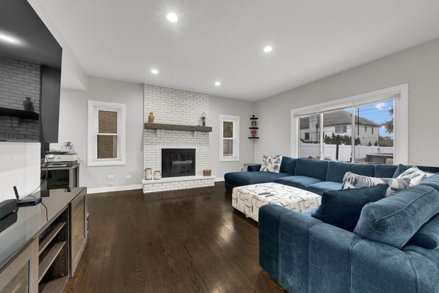 4823 W 106th Street, Oak Lawn, IL 60453