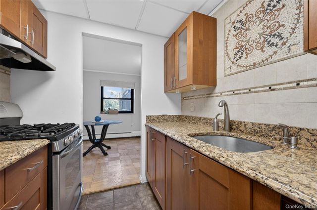 100 Clinton Avenue 2Y, Mineola, NY 11504