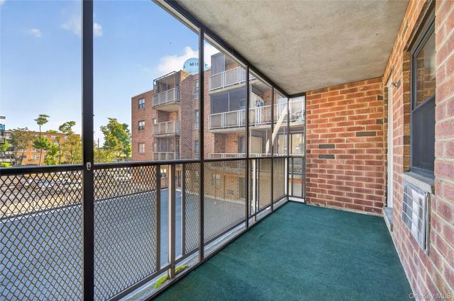 100 Clinton Avenue 2Y, Mineola, NY 11504