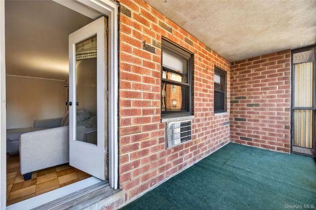 100 Clinton Avenue 2Y, Mineola, NY 11504