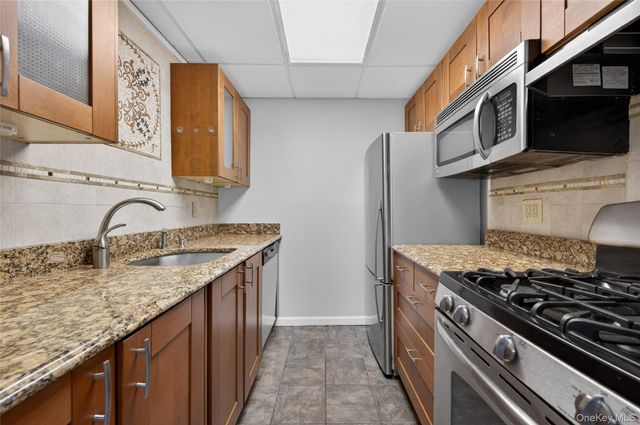 100 Clinton Avenue 2Y, Mineola, NY 11504