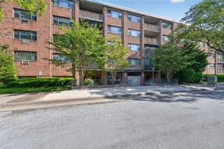 100 Clinton Avenue 2Y, Mineola, NY 11504