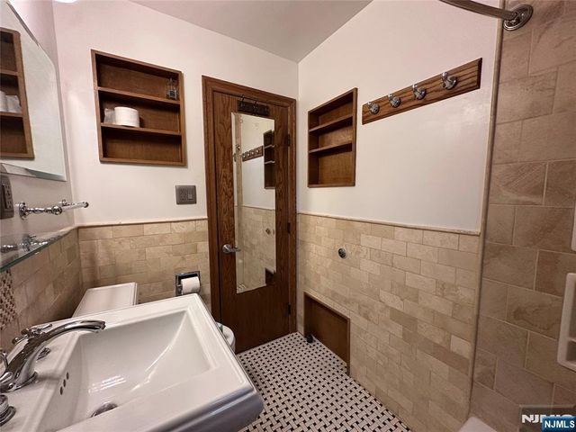 8450 Boulevard East 1F, North Bergen, NJ 07047