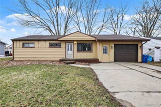 2423 N Long Lake Road, Fenton, MI 48430