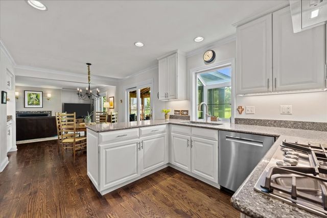 280 Hickory Court, Lake Bluff, IL 60044