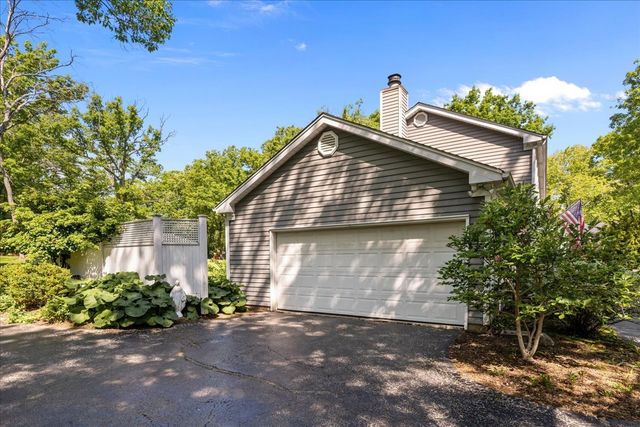 280 Hickory Court, Lake Bluff, IL 60044