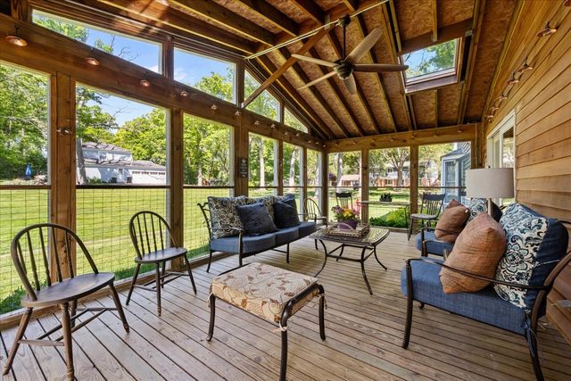 280 Hickory Court, Lake Bluff, IL 60044