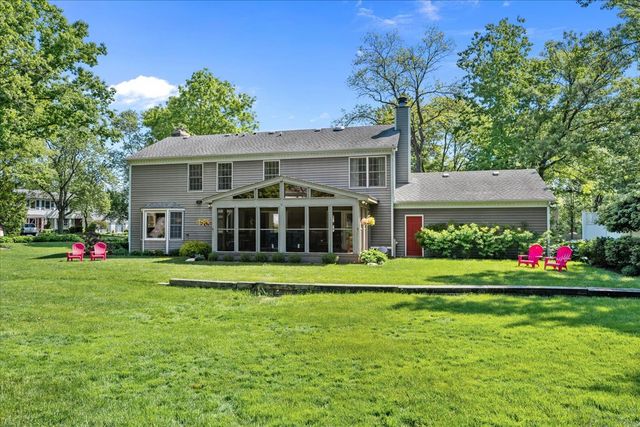 280 Hickory Court, Lake Bluff, IL 60044