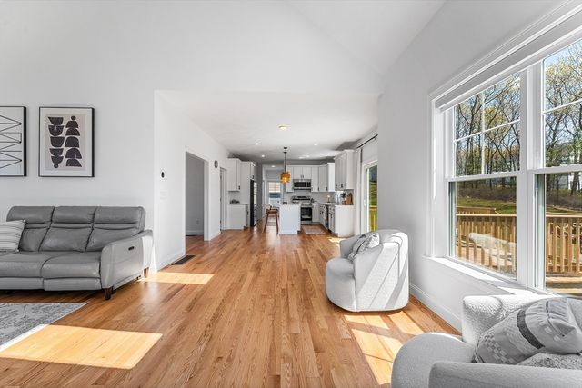 93 Mantell Rd, Uxbridge, MA 01569