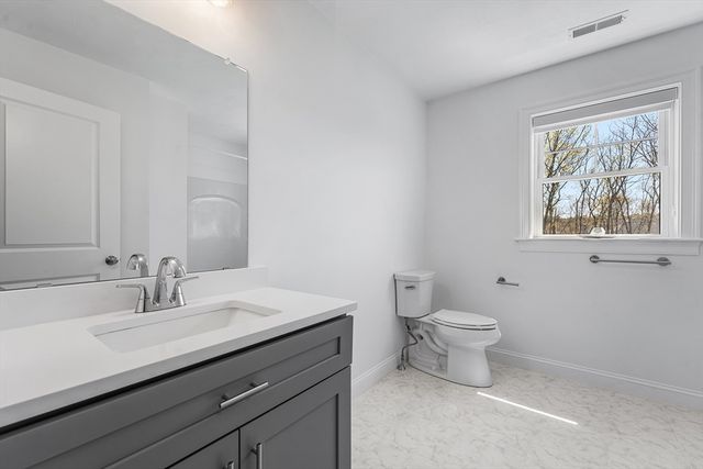 93 Mantell Rd, Uxbridge, MA 01569