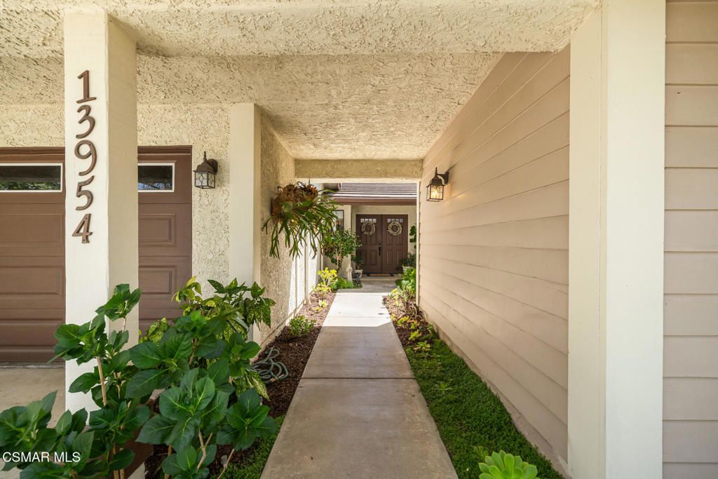 Image 3 of property listing at 13954 Keisha Drive, Moorpark, CA 93021