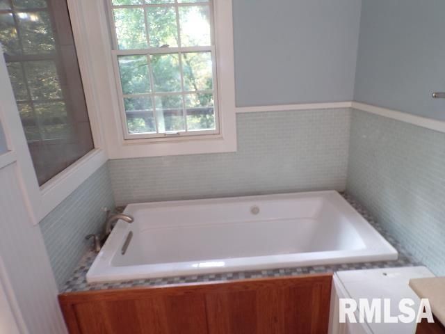 16 WILDWOOD Trail, Bettendorf, IA 52722