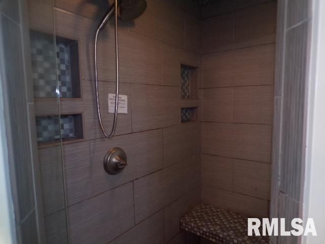 16 WILDWOOD Trail, Bettendorf, IA 52722