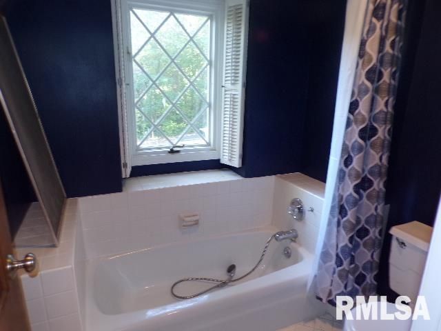 16 WILDWOOD Trail, Bettendorf, IA 52722