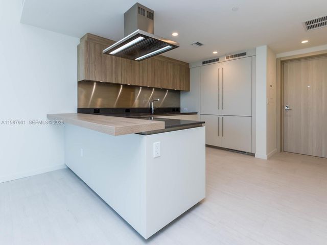 1000 Brickell Plz 4104, Miami, FL 33131