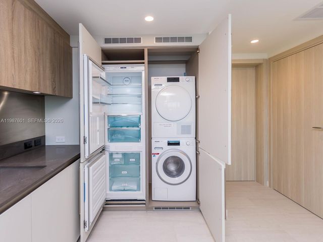 1000 Brickell Plz 4104, Miami, FL 33131