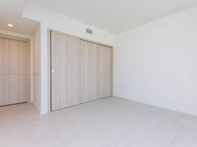 1000 Brickell Plz 4104, Miami, FL 33131