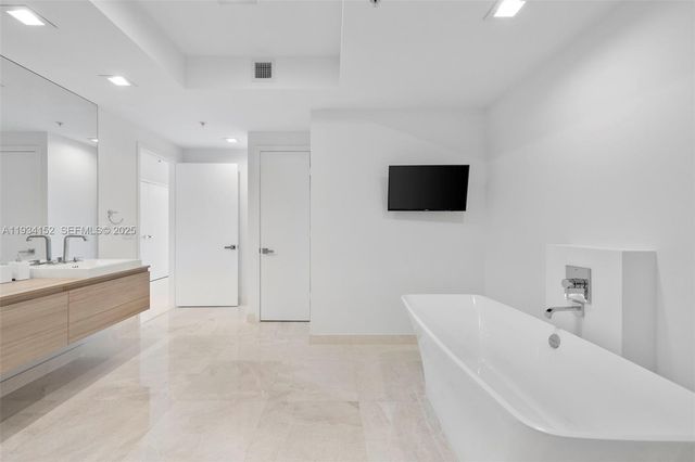 17111 Biscayne Blvd 1110, North Miami Beach, FL 33160